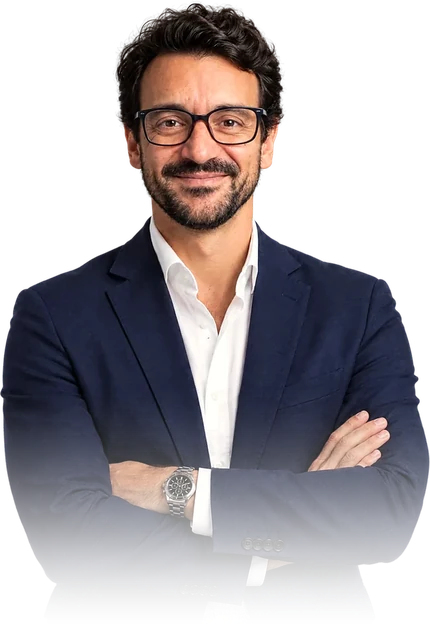 Felipe Sá Ferreira, de blazer azul, braços cruzados